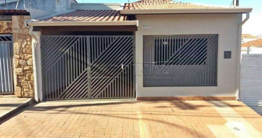 Casa conservada em ótima localização.