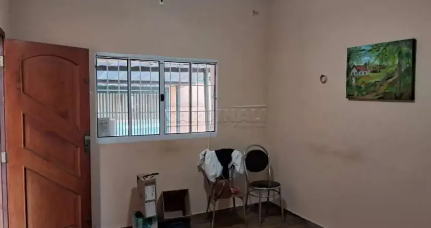 Casa com ótima localização, terreno grande com 02 ediculas