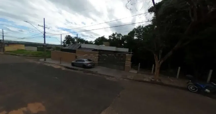 Imóvel muito bem localizado e pronto para morar com muito conforto, de esquina sem vizinhos ao redor.