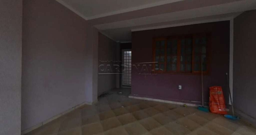 Casa de 4 dormitórios, sendo dois suítes com boa localização.