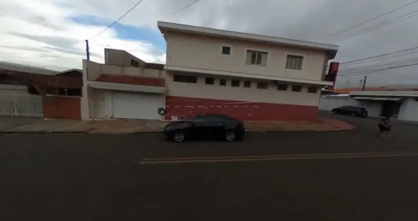 Imóvel muito bem localizado, seguro, amplo residencial e com dois comerciais.