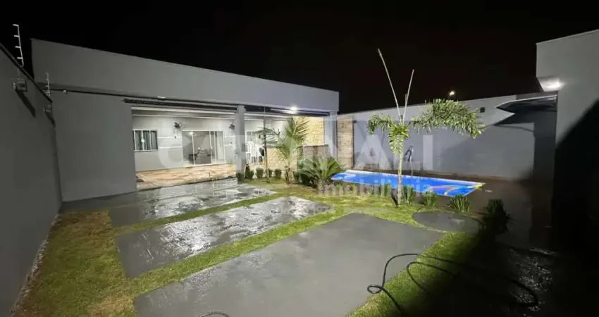Casa com piscina,  quintal amplo e área de lazer completa