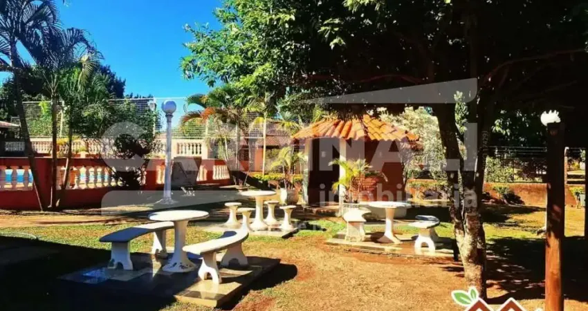 Chácara bem ampla com ótimas opções de lazer e muito bem localizada