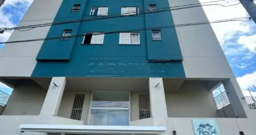 Apartamento na cobertura com dois dormitórios sendo um suíte.