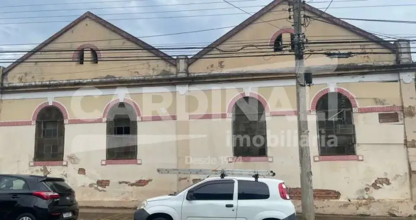 Amplo barracão comercial no centro da cidade