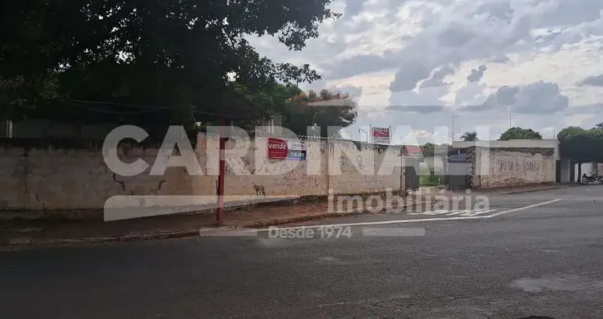 Barracão comercial com localização privilegiada, pé direito alto.