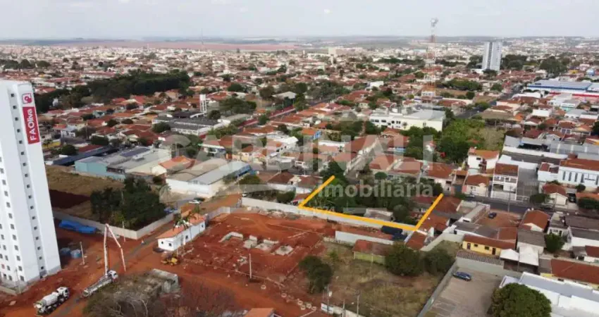 OPORTUNIDADE! ÁREA ESTRADA DE FERRO, EXCELENTE LOCALIZAÇÃO
