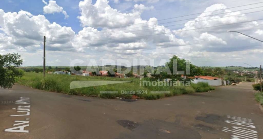 Área grande bem localizada com divisa e frente para três ruas.