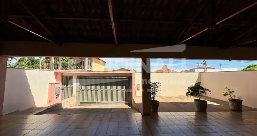 Casa com ótima localização, 03 dormitórios com armários sendo um suíte.