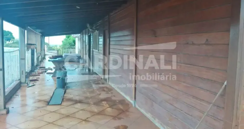 Sobrado no centro da cidade, com garagem.