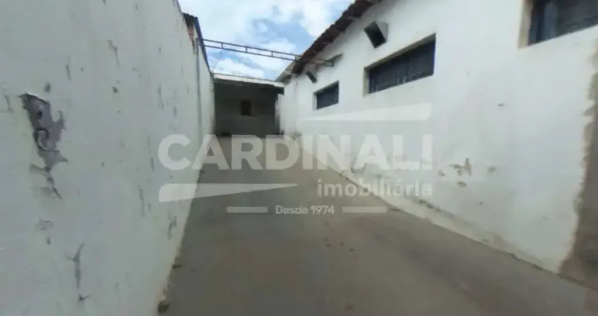 Casa padrão com barracão bem amplo e funcional ao lado