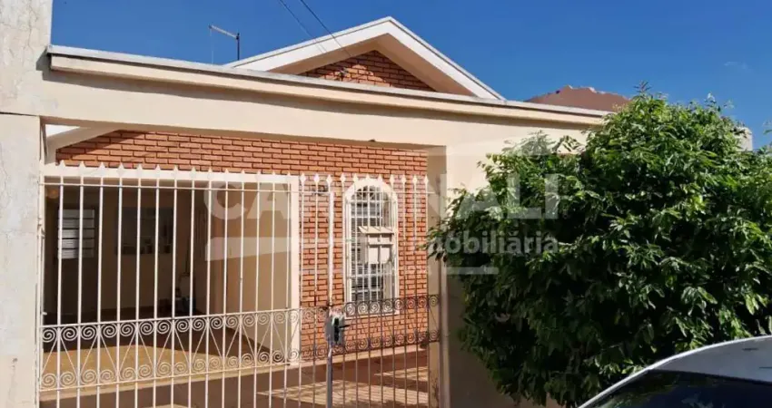 Casa com boa localização próximo a escola e creche.