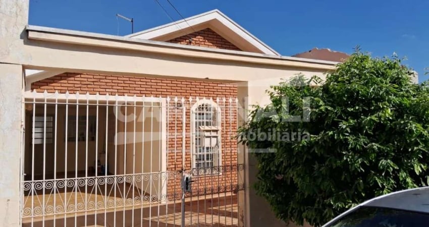 Casa com boa localização próximo a escola e creche.