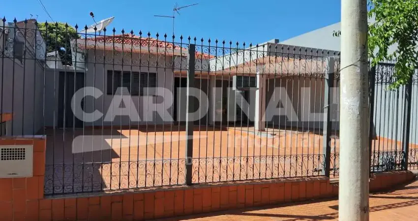 Casa com ótima localização, 03 dormitórios com suíte e área com churrasqueira.