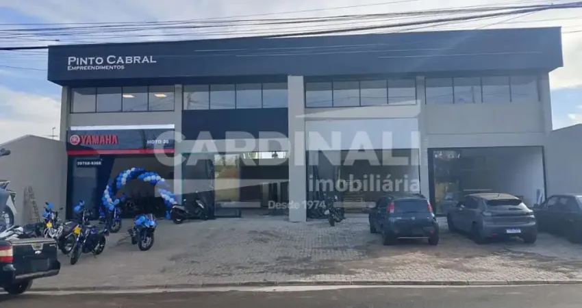 Salão comercial com localização privilegiada, salão novo, com mezanino.