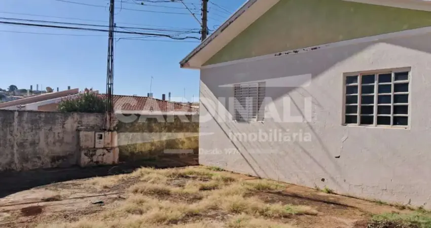 Casa de esquina com ótima localização, a 5 minutos do centro da cidade.