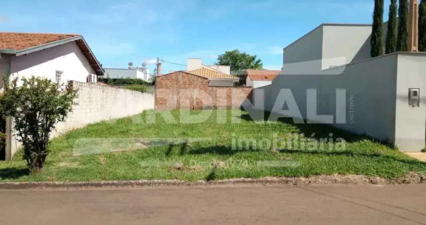Terreno em condomínio, com ótima localização, caída favorável, pronto para construir.