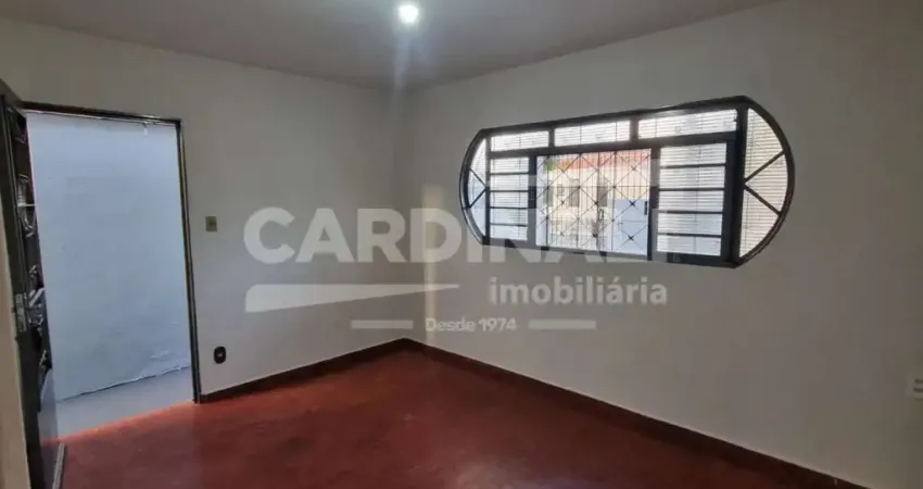 Casa com excelente localização, próximo a supermercados e comércio.