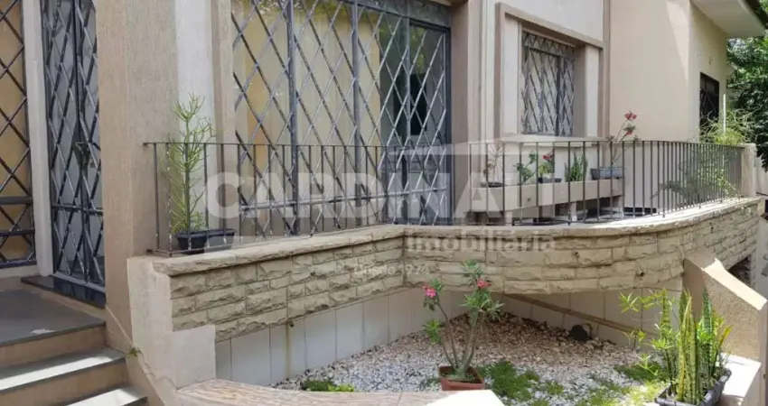 Casa com excelente localização, próximo comércio e centro da cidade.