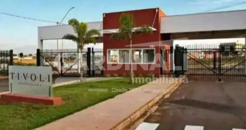 Casa em condomínio fechado, com excelente localização próximo supermercados e escolas.