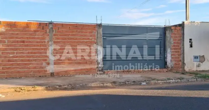 Terreno murado com portão, plano pronto para construir.
