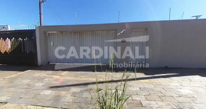 casa de três dormitórios sendo um suíte com duas vagas de garagem.