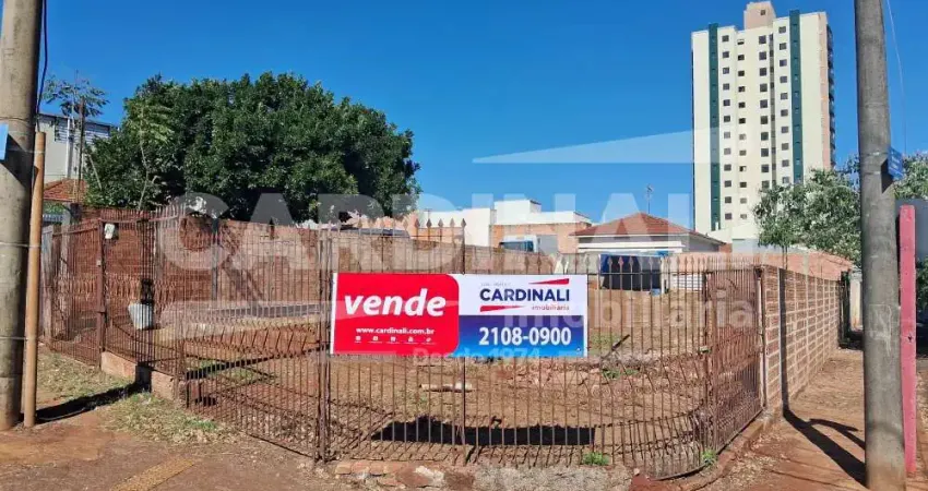 Casa com amplo terreno de esquina, com localização privilegiada.