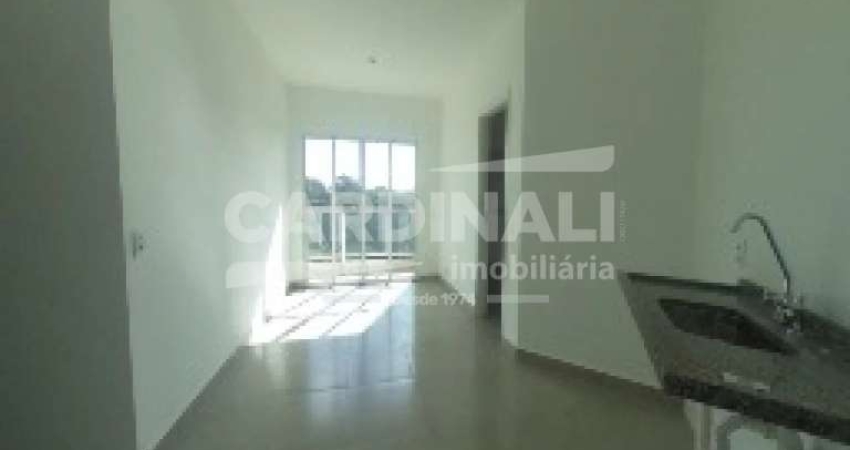 apartamento de dois dormitórios sendo um suíte com uma vaga de garagem.