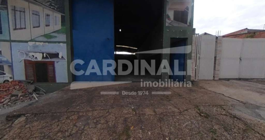 Barracão de 250 m com pé direito e 6 metros de altura e piso de concreto