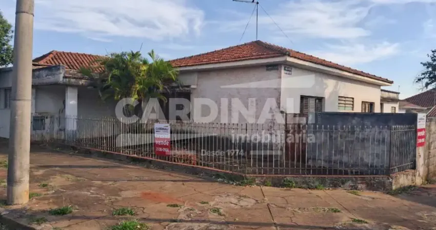 Casa de esquina com localização espetacular, ao lado da Av 36.