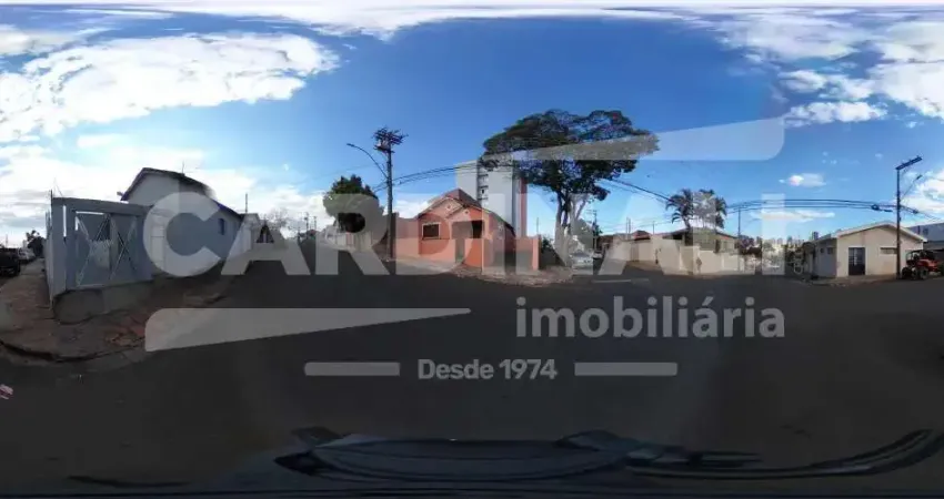 - Próxima a comércios, escolas, hospitais e demais conveniências - Fácil acesso a importantes vias da cidade, facilitando a locomoção