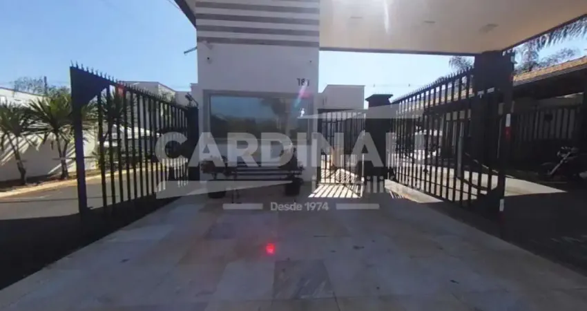 Apartamento de dois dormitórios com uma vaga de garagem.