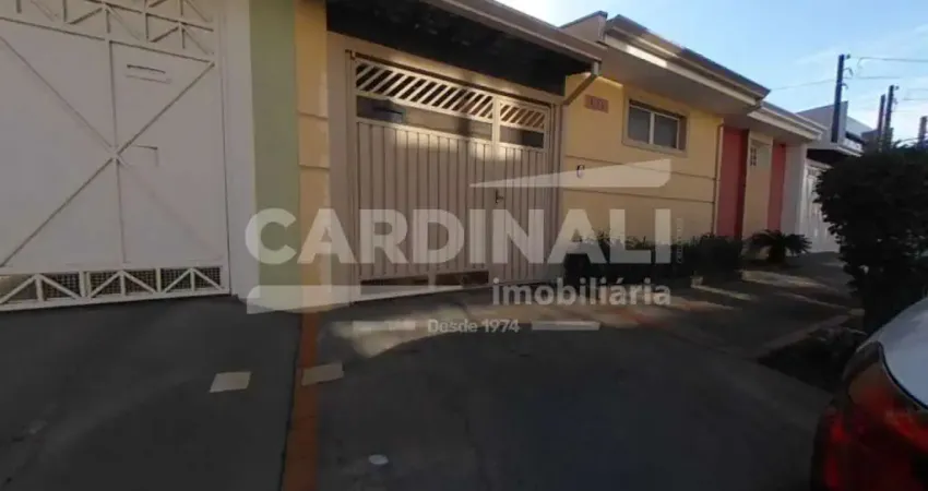 casa de três dormitórios sendo um suíte com três vagas de garagem.