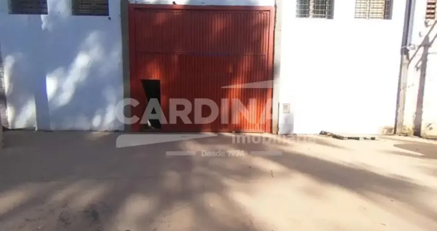 Barracão comercial com pé direito de 7 metros de altura.