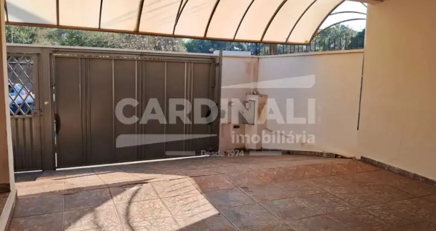 Casa com 03 dormitórios e localização privilegiada.
