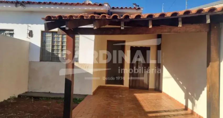 Casa com ótima localização, com suíte e garagem coberta.