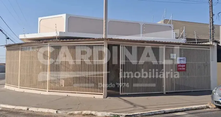 Salão comercial de esquina, com ótima localização em rua comercial de grande movimento.