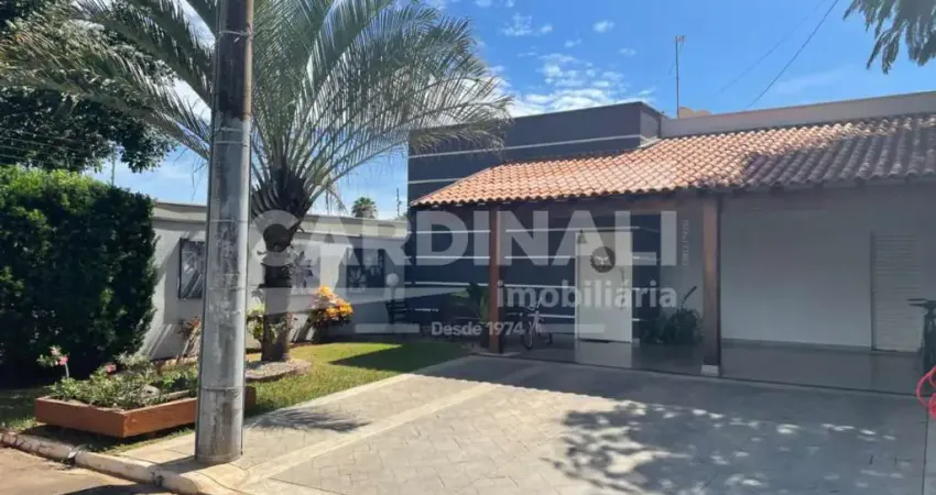Linda casa em condomínio com localização privilegiada, casa com piscina aquecida.