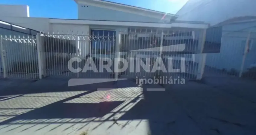 Imóvel comercial no centro, 8 salas e estacionamento para 3 carros.