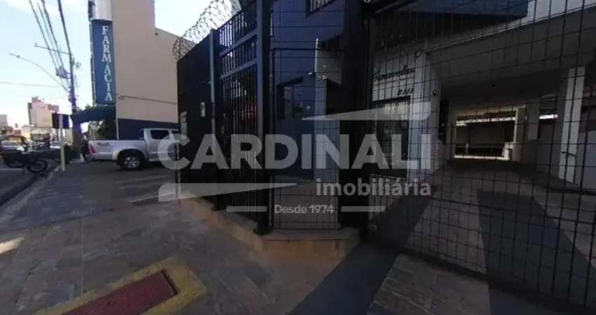 apartamento de dois dormitórios sendo um suíte com uma vaga de garagem.