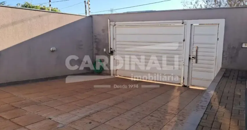 Casa com ótima localização, com 03 dormitórios, sendo 02 suítes.