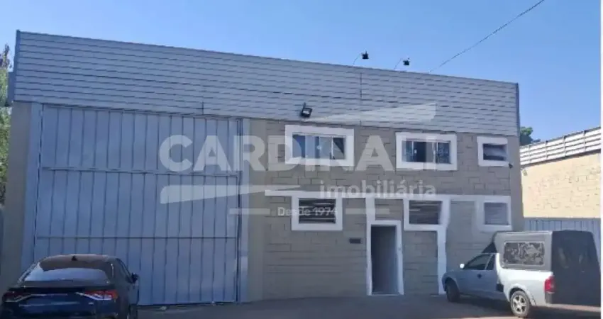 Barracão com ótima localização, pé direito alto, mezanino, doca e escritórios.