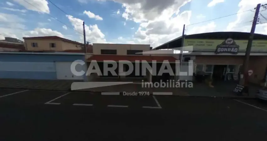 Imóvel misto com salão comercial e casa nós junto entrada lateral.