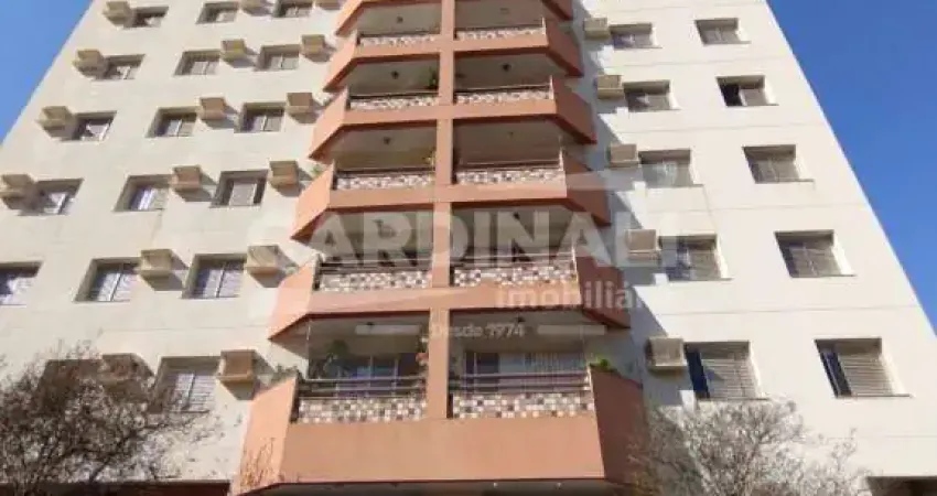 Apartamento 3 dormitórios sendo 1 suite com vaga de garagem coberta no centro.