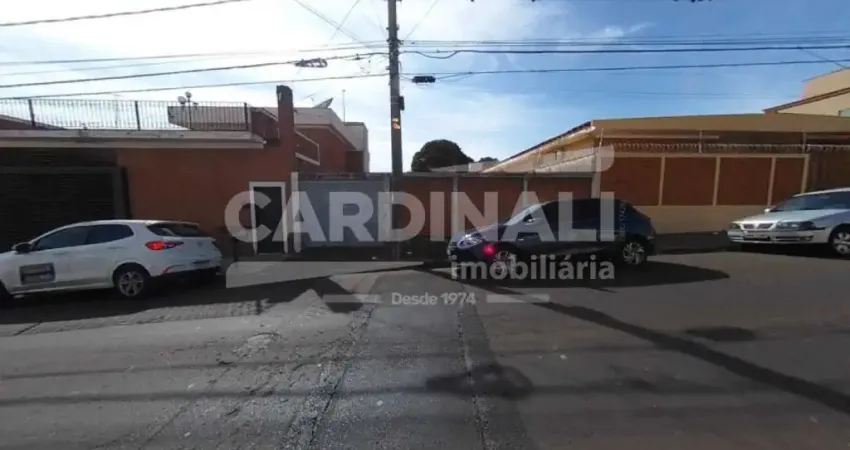 Terreno murado - centro - pequena cobertura - portão -  calçada