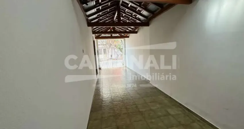 Casa com excelente localização, próximo a supermercados e comércios.