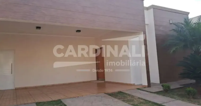 Casa em condomínio com 03 suítes, lindo acabamento e amplo quintal.