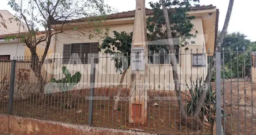 Casa com ótima localização e amplo terreno, ótimo investimento.