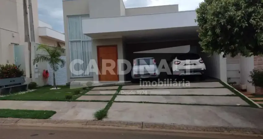 Casa com 3 quartos sendo 1 suite com closet, quintal e garagem coberta em condomínio.