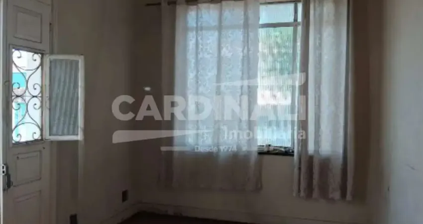 Casa com localização privilegiada, entre ruas 02 e 03, no bairro centro.